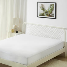 Amazon Basics Waterproof Mattress Protector Queen White Fitted Secure — Complimentary Gift with $52+ Orders; If the Gift Is Out of Stock or Its Price Rises, Order Cancelled with Full Refund Before Shipment